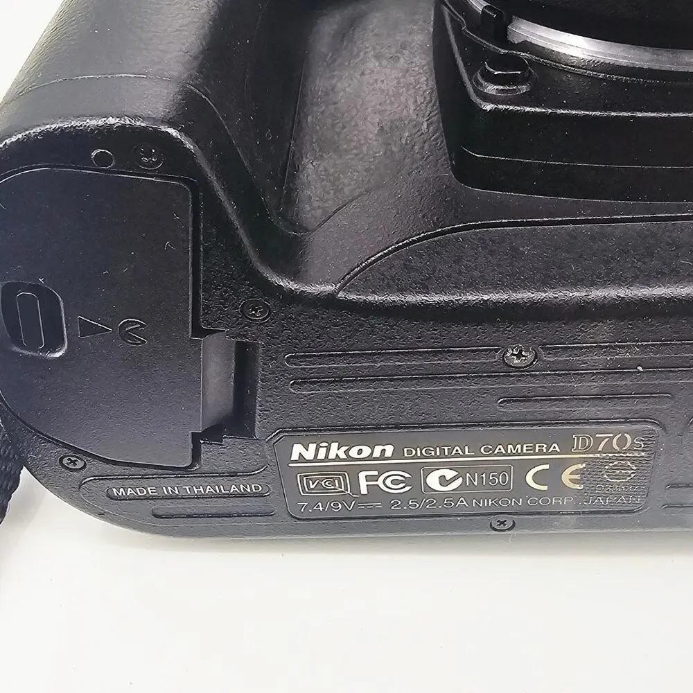 Nikon D70S 6.1MP Digital SLR Camera Kit 18-70mm Nikkor 4-5.6/70-300 TESTED